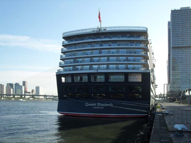 Cruiseschip ms Queen Elizabeth van Cunard Line aan de Cruise Terminal Rotterdam